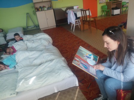 Rodičia čítajú deťom